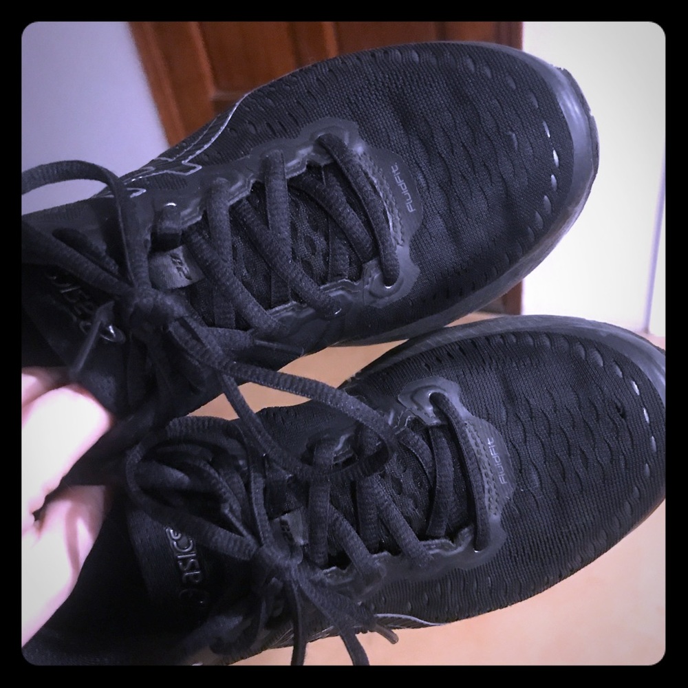 ASICS size 7 in GUC